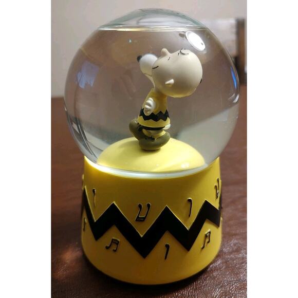 Peanuts Westland Charlie Brown & Snoopy Musical Snow Globe w/ Movement - Picture 4 of 5